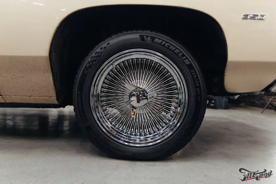 Фирменный шиномонтаж на стендах Hunter для Chevrolet Impala: собрали комплект колес Dayton Wire Wheels с системой knock-off!